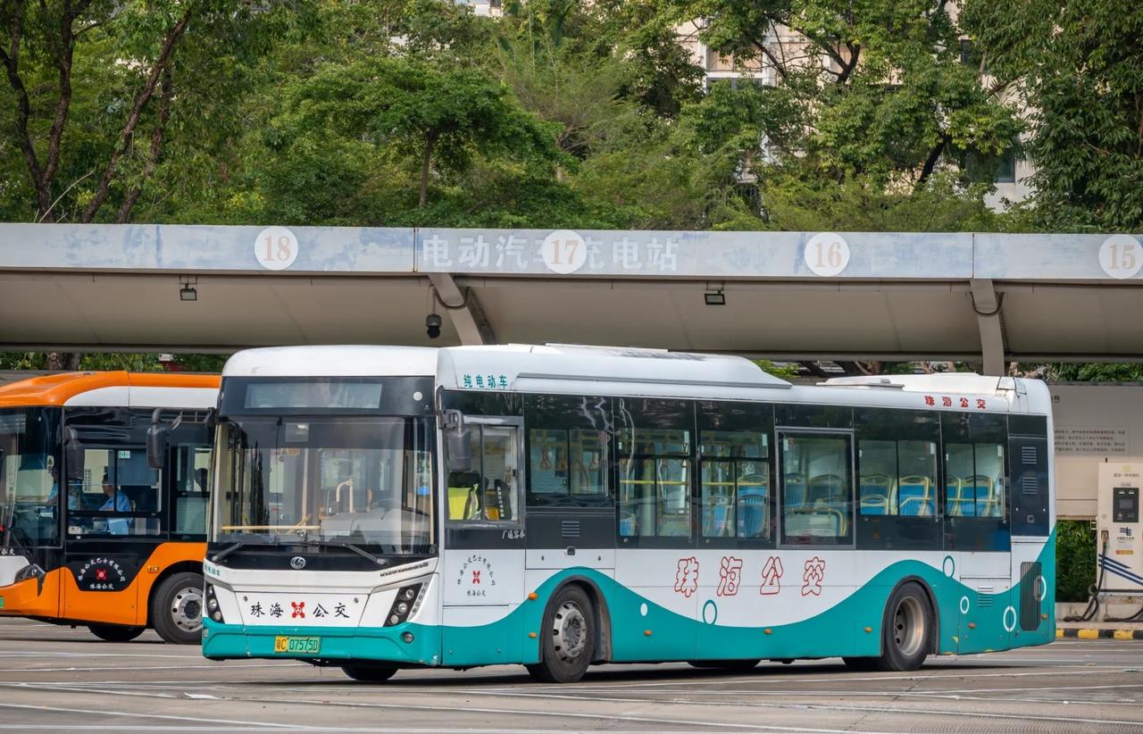 听说最近这个3D很热门
珠海 珠海公交 公交车