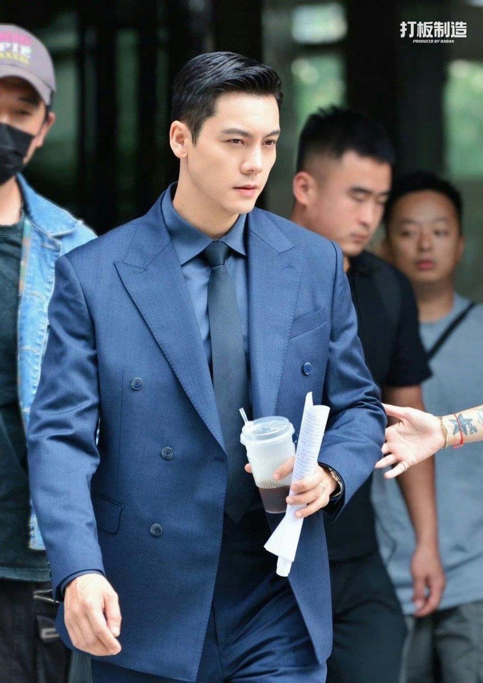 陈伟霆也化了赵露思的妆容嘛 ​​​