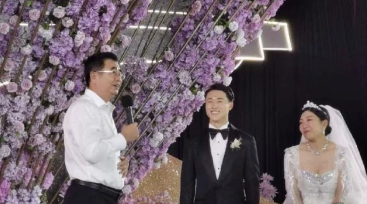 米兰冬奥冠军徐梦桃结婚时依偎在老公身旁也有小鸟依人一面。