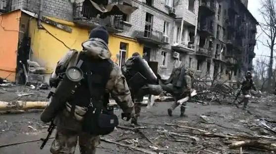 领土问题是俄乌冲突的核心死结，双方立场对立且互不相让，导致冲突难以终结。
俄罗斯