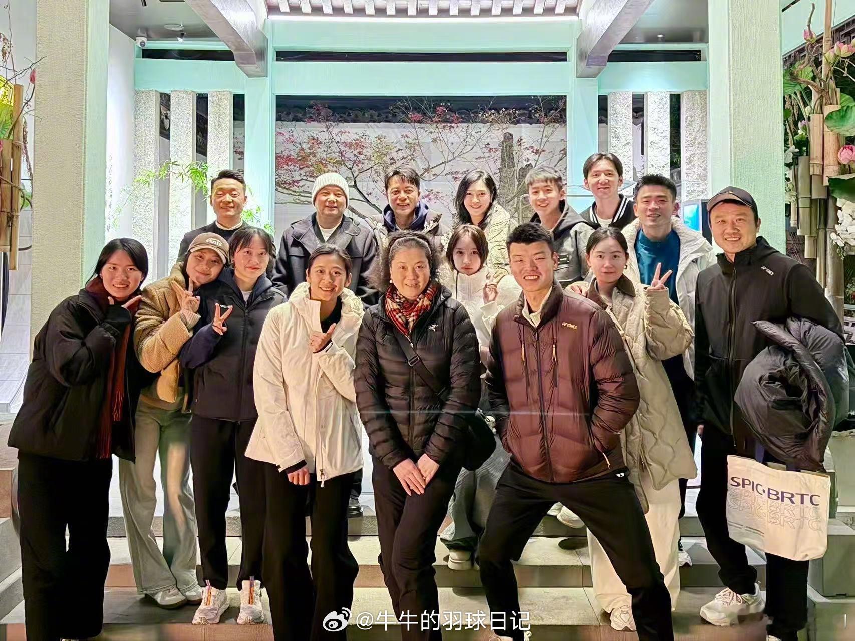 这是什么梦幻联动！！！李克勤郑思维蔡侑玎合照