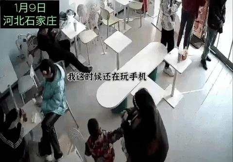 惯子如杀子，有这样的妈妈孩子这辈子完了，1月9日河北石家庄，一个小男孩抢了一位女