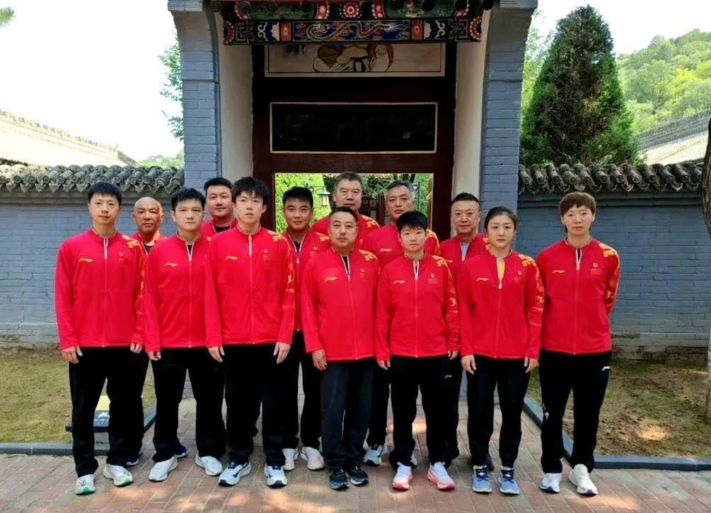 近日，国球进校园活动开展的有声有色，目前中国乒乓球队来到甘肃，与当地学校师生展开