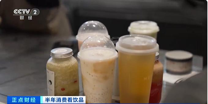 当纽约时报广场大屏滚动起汉字招牌，外国年轻人已把“中国奶茶”当成社交新货币——开