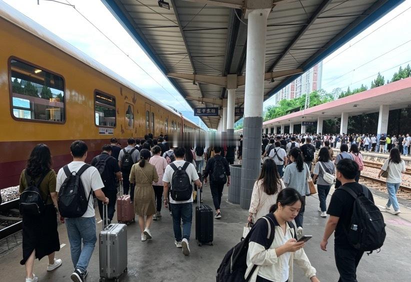 今日首发的武夷山国家公园主题观光列车 客流实拍 