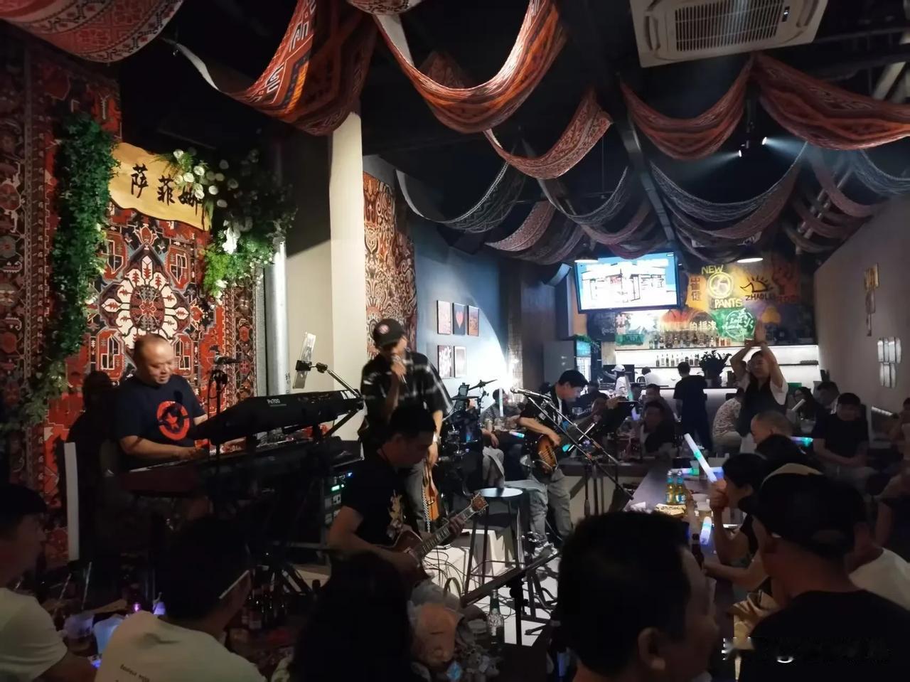 宜昌的民谣馆相关场所，主要集中在二马路、港窑路运河公园等区域，像老街咖啡、不见不