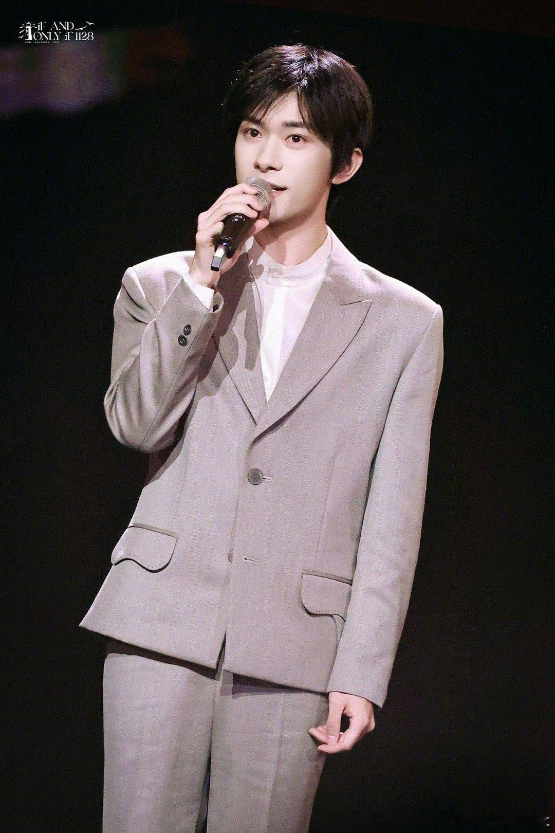 好板正的易烊千玺！ 