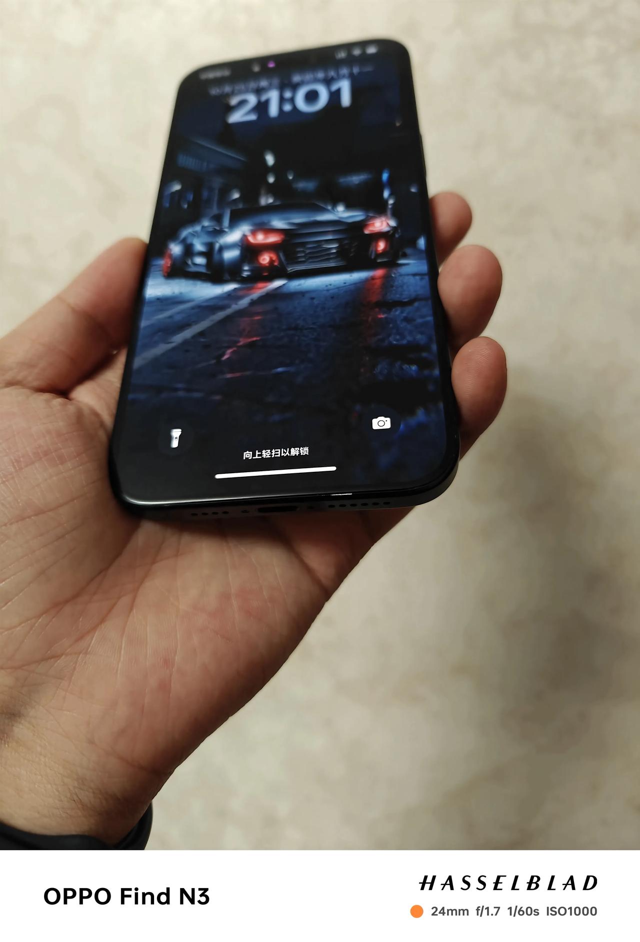 钛金属边框，蓝色，掉地上就这样了，真是脆皮15Pro。[微笑]我还是找个壳子戴上