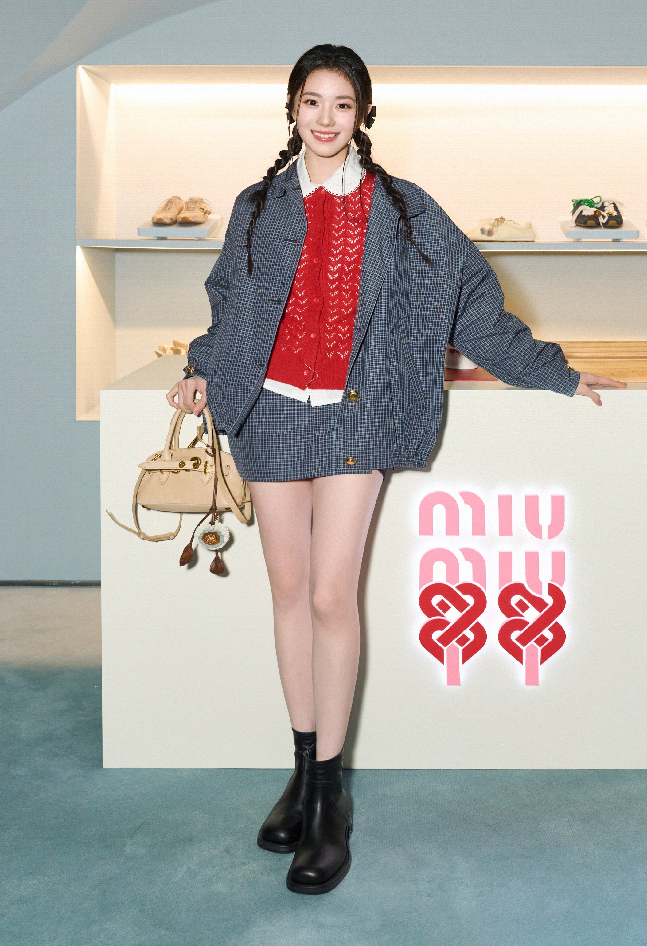 刘浩存走完红毯拧裙子上的水刘浩存  在复制粘贴的时代，你是手写的诗