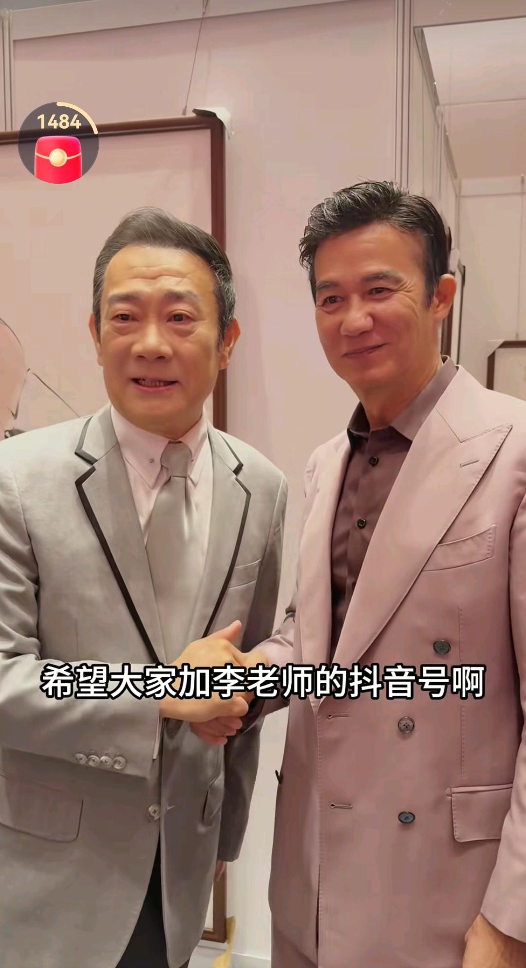 12月18日，演员李子雄和主持人赵保乐先生在澳门相遇，他们一同参加书画展活动。