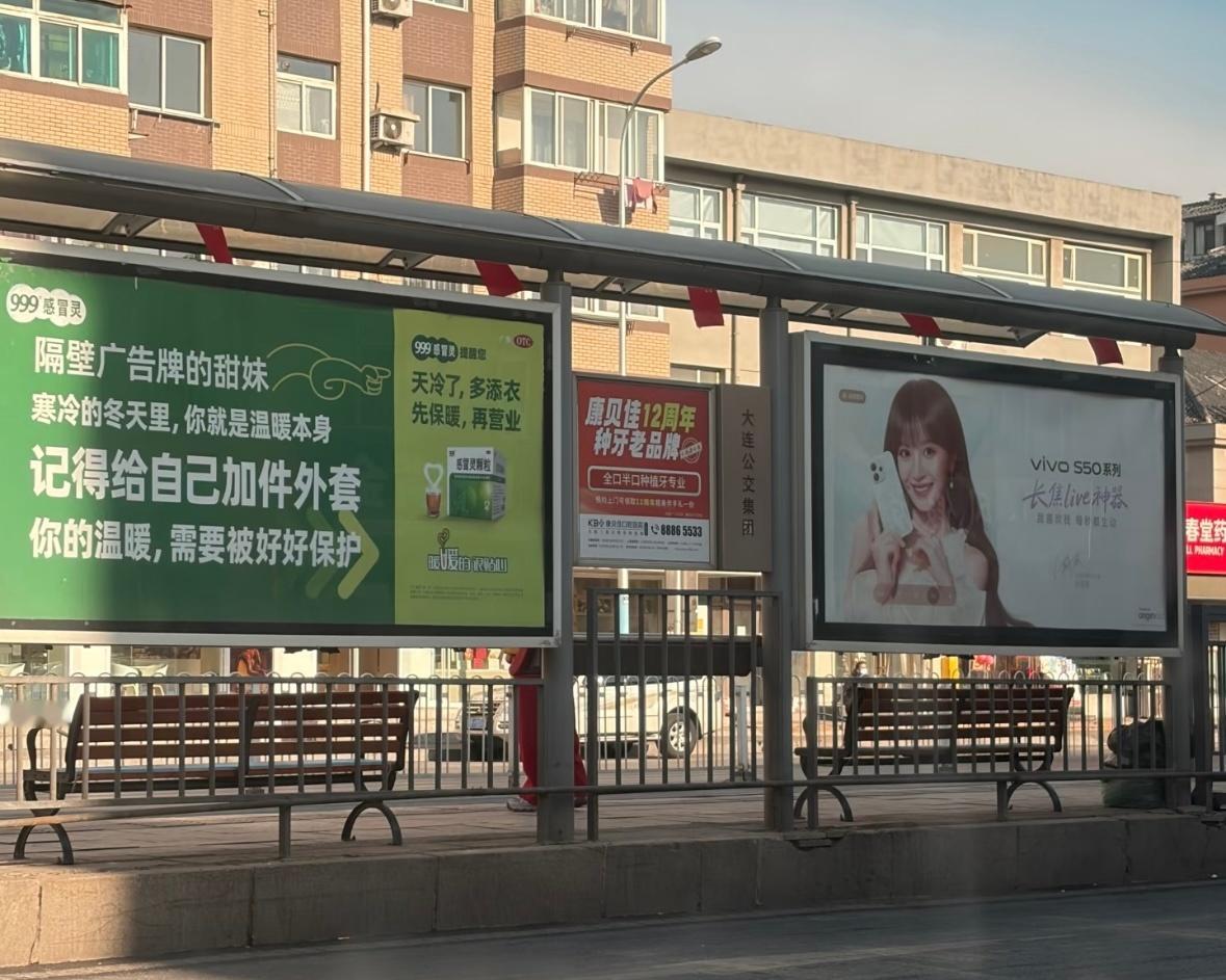 这真是没想到过的互动方式也请这位小女孩注意保暖 不要感冒哦 