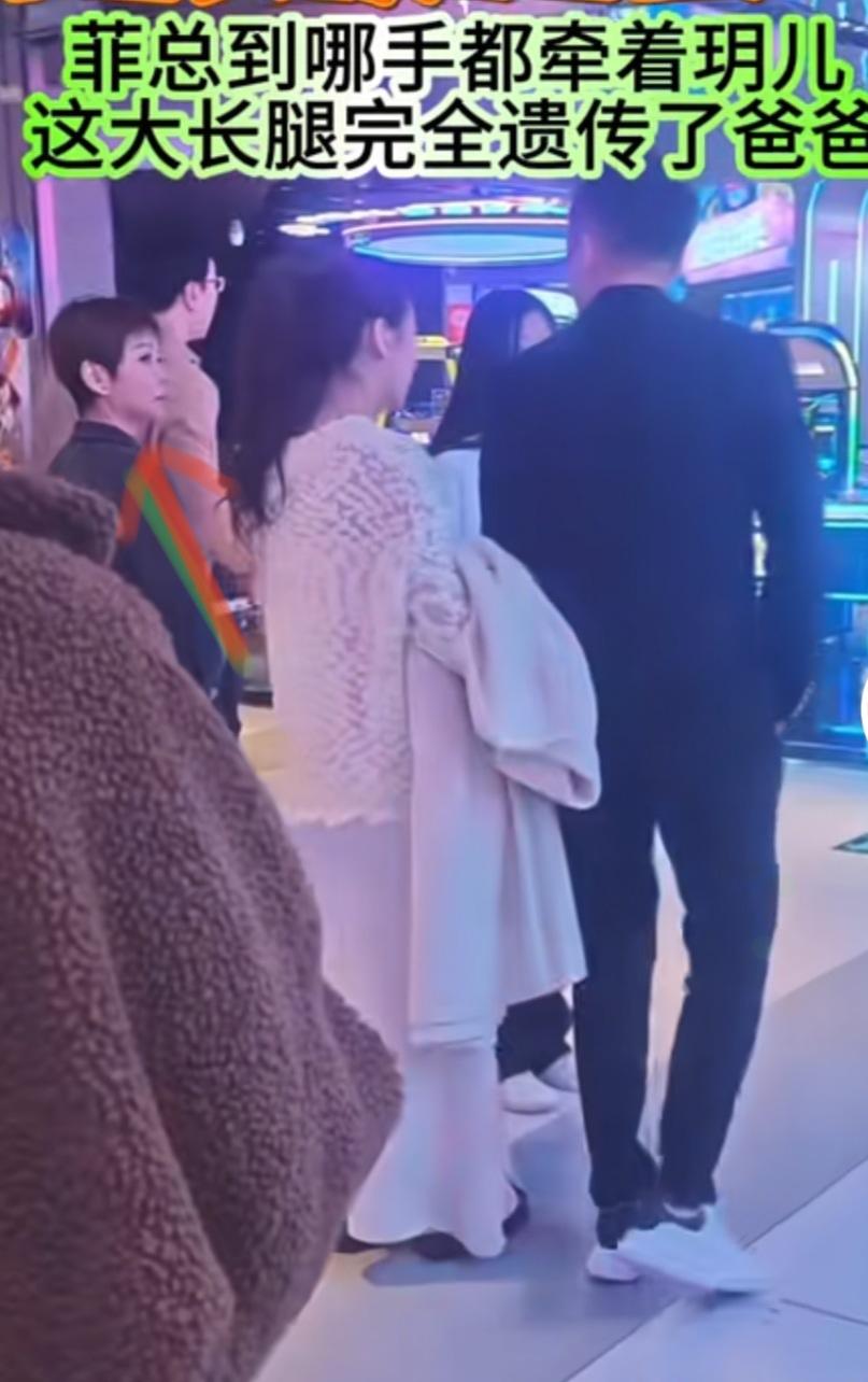 汪小菲和马筱梅带着玥玥和小霖霖旅游，一个细节看出他是多么的女儿奴。旅游期间汪小菲