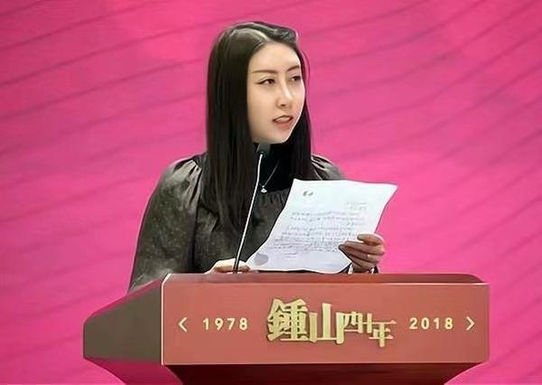 贾浅浅的“争议诗”到底是优是劣我们先欣赏一下她的大作《雪天》‌：“我们一起去尿尿