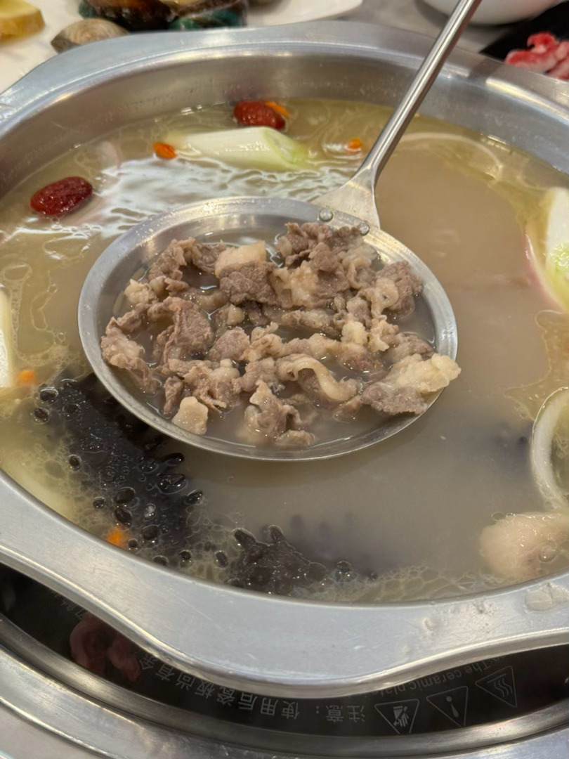今天没有吃螃蟹🦀，但是🦐扇贝🐚牛肉🥩生蚝🦪很好吃！他们家榴莲和玫珑瓜超