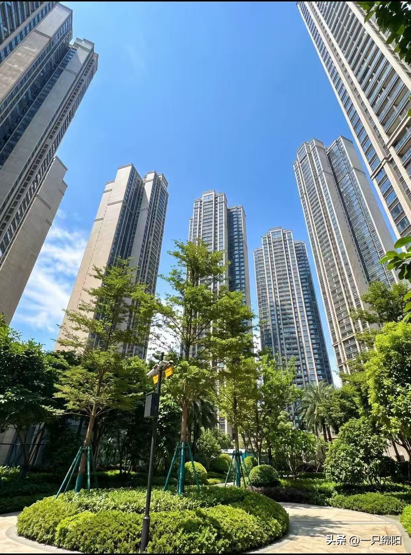 大胆预测：明年会有三降三升，先说三降。
​​一降：1.房价继续降，尤其是远郊和老