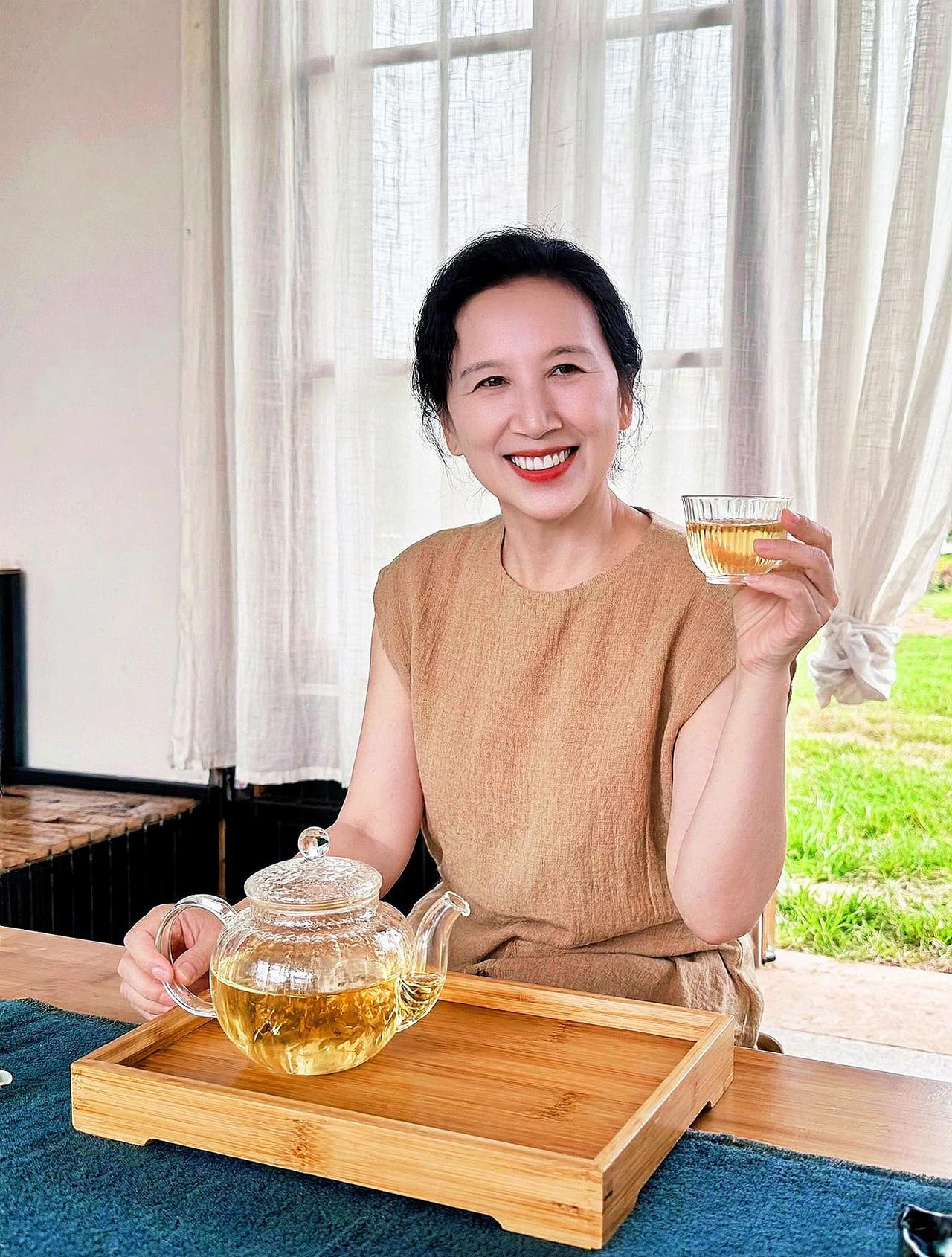在一杯茶的时光里，感受生活的温度与从容。手捧一杯清茶，仿佛握住了一整个季节的宁静