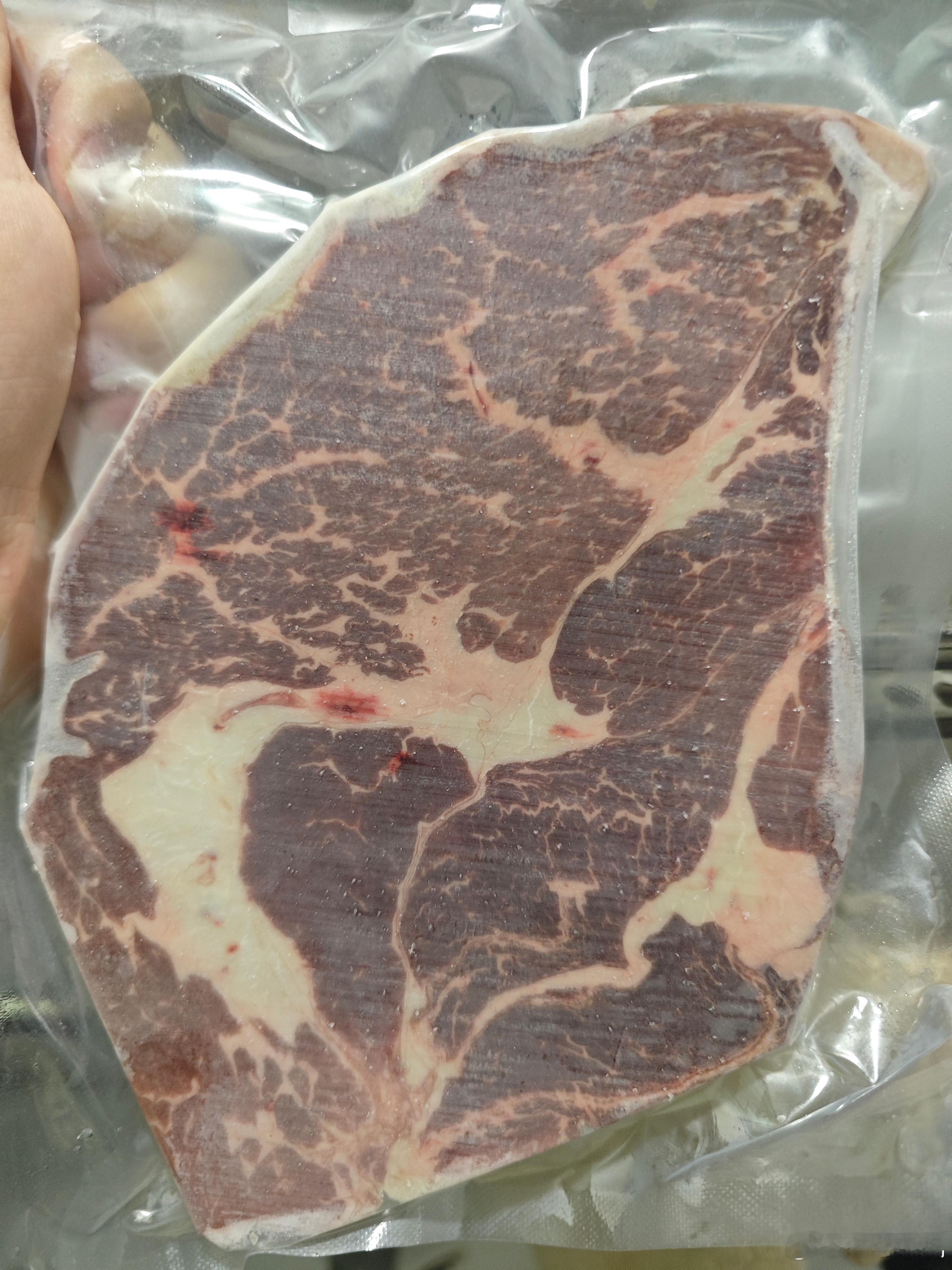 明天吃这个，先放冷藏解冻了。没什么其他意思，单纯馋大家一下。 