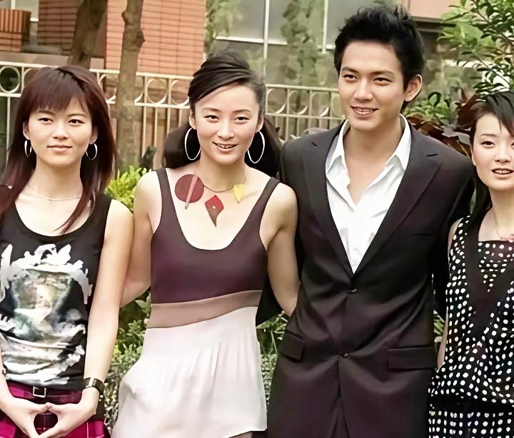 当年李湘、蒋勤勤、王艳与钟汉良的一张留影。