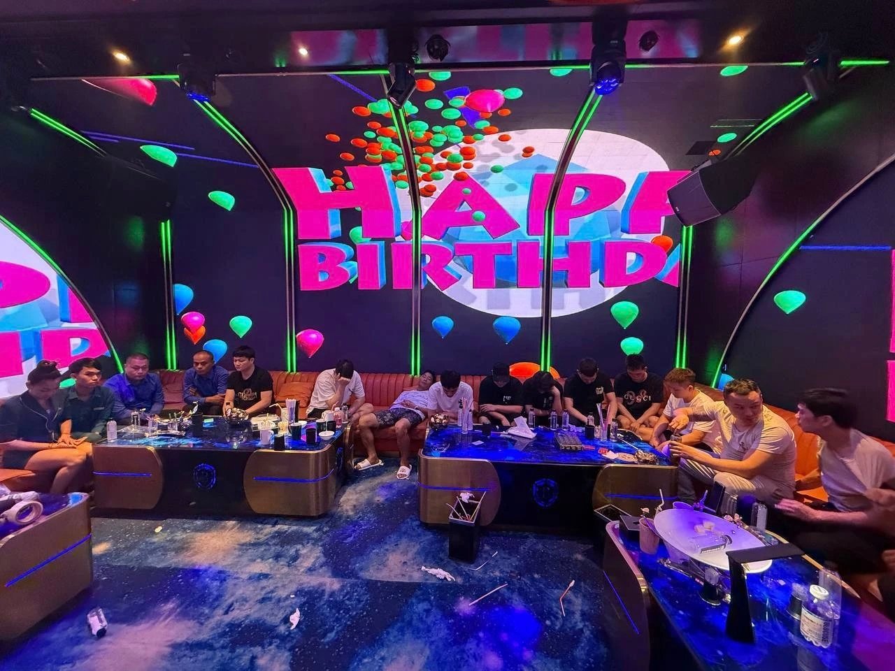 柬埔寨一KTV昨夜被查300人被抓昨晚，柬埔寨警方突袭了巴域市中心的巴域国际俱乐