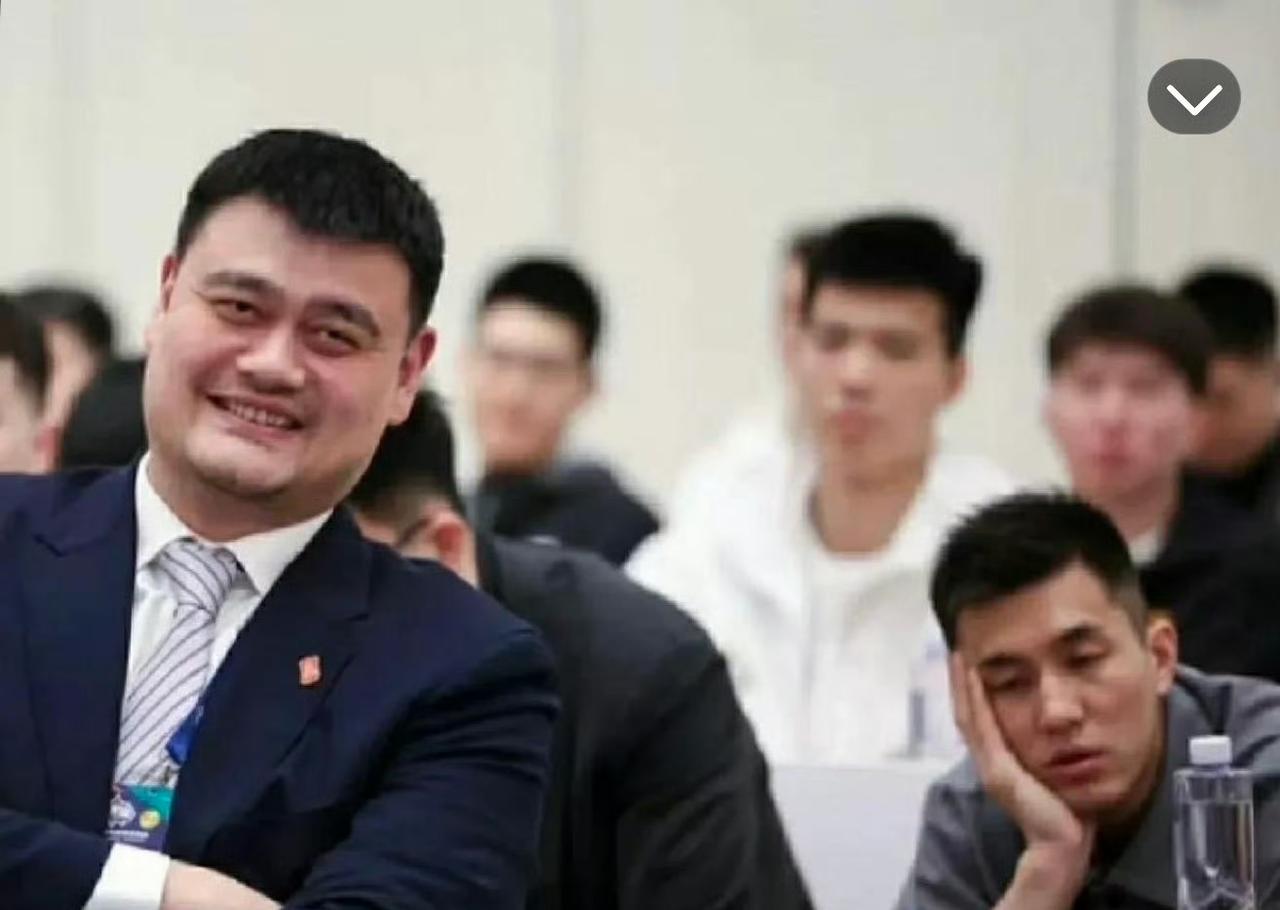 实在是太逗了！外援莫兰德耍“宝”竟然牵扯上姚明和郭艾伦，还求姚明不要因这事把他赶