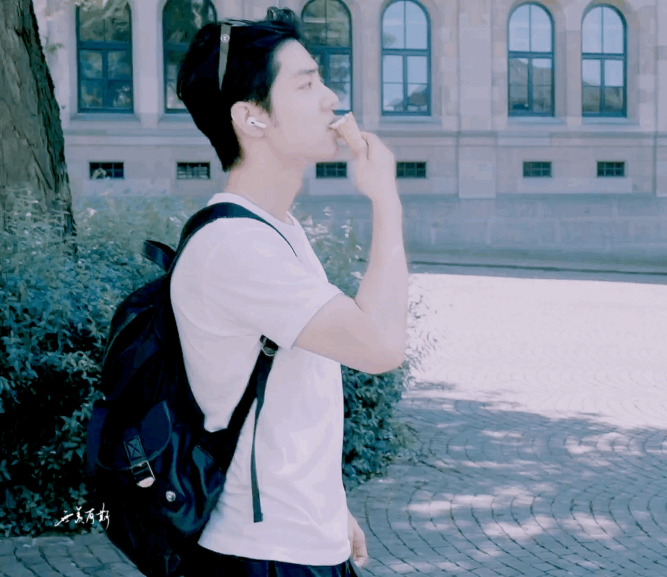 我现在才知道原来王一博 肖战都爱吃冰淇淋 可可爱爱的两个人王一博冰淇淋八周年