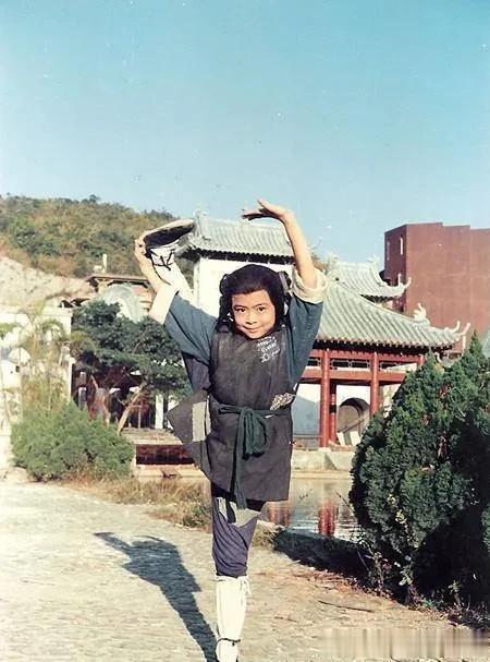 上世纪70年代早期幼年樊少皇在邵氏清水湾片场表演站立一字马，樊少皇祖籍山东，他父