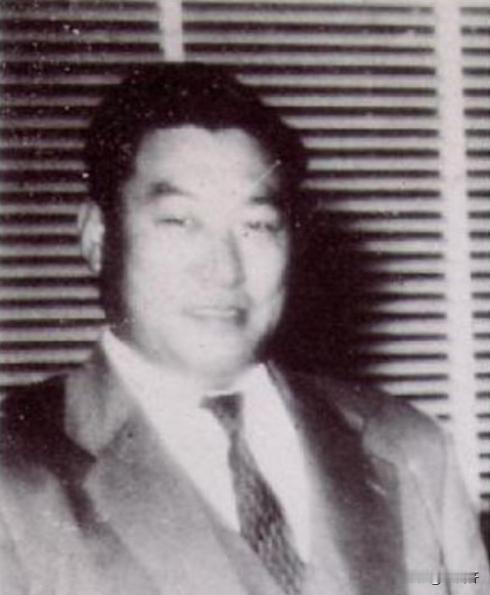 1954年，有个叫藤井猛的日本人，天天在中粮香港前喊“毛主席万岁”。大陆这边情报