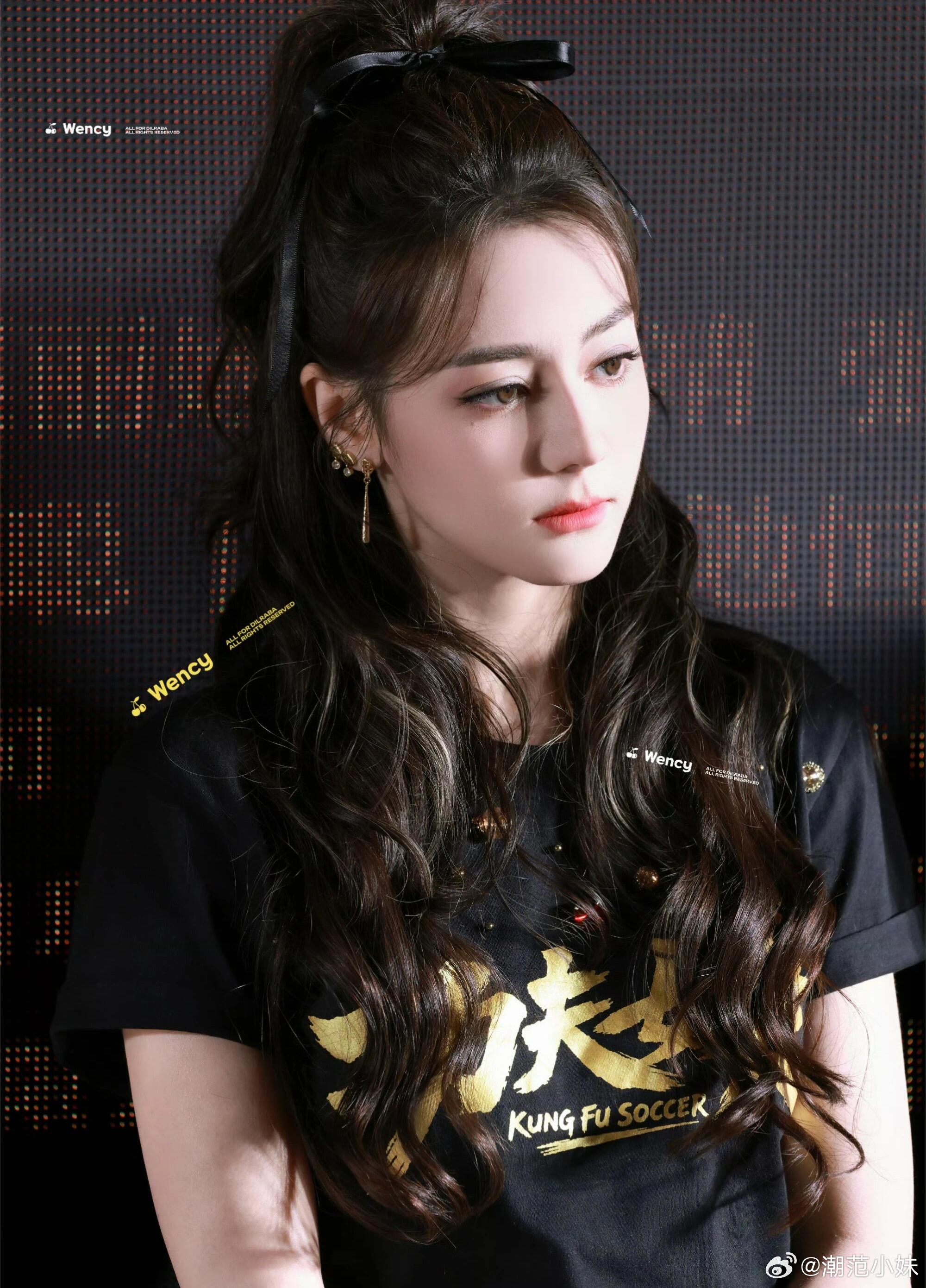迪丽热巴这个发型完全乔晶晶热巴路演高马尾卷发绝绝子！瞬间梦回乔晶晶，姐姐这颜值真