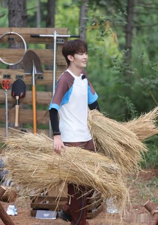 王赫野我想问个不能播的嗨放派王赫野简直就是综艺的“求生欲”高手，问题还没说完，听