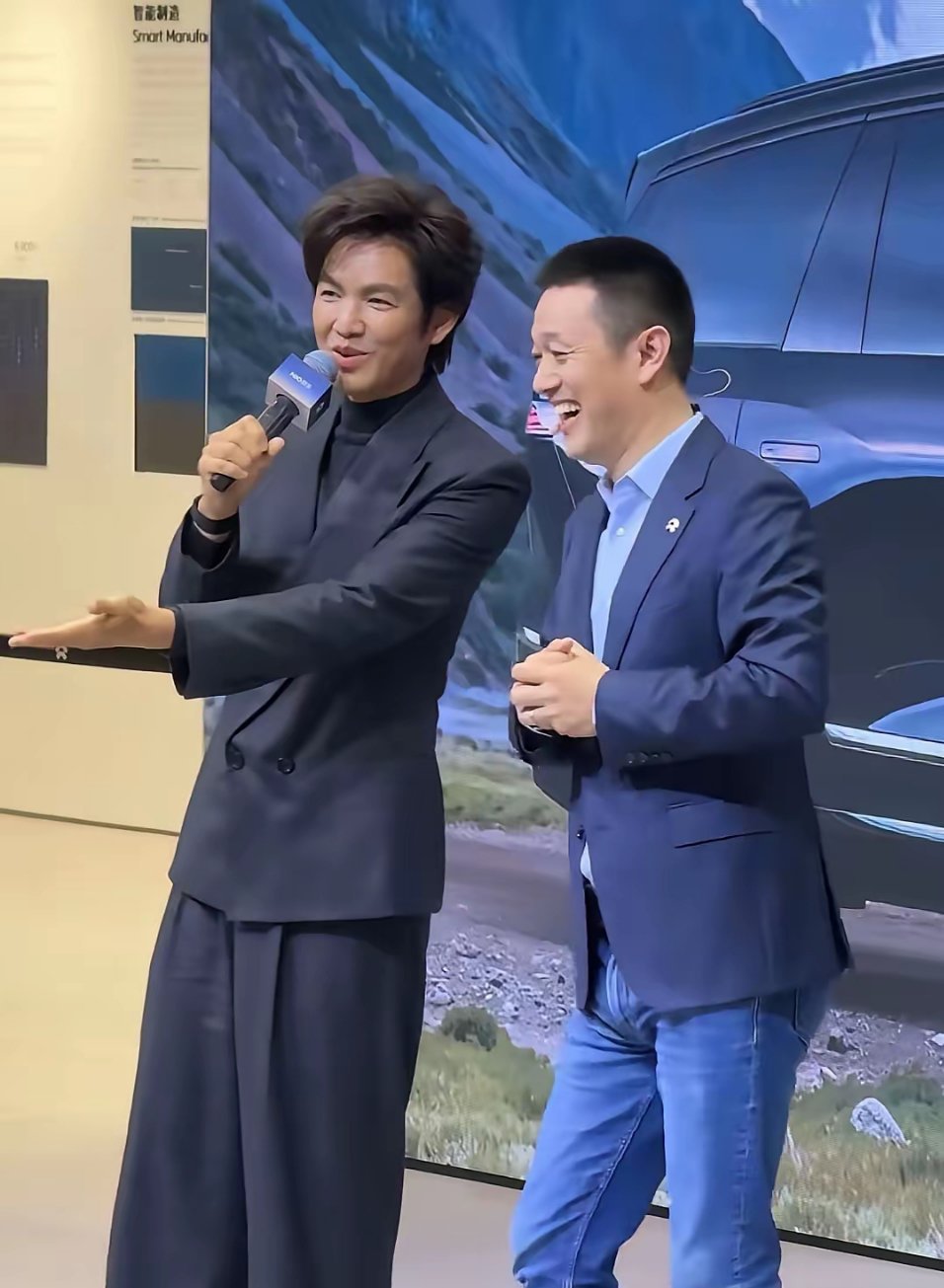 严重怀疑钟汉良是被临时拉来站台的，因为他竟然说蔚来汽车是“电瓶车”，吓得李斌赶忙