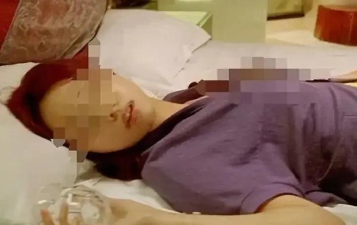 简直丧心病狂！一名女子被所谓的"哥们儿"趁醉酒扒光了衣裳，遭受了长达几个钟头的抠