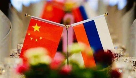 乌克兰军方一边紧盯战线上的炮弹消耗，一边在情报通报会上突然转了口风：俄罗斯真正的