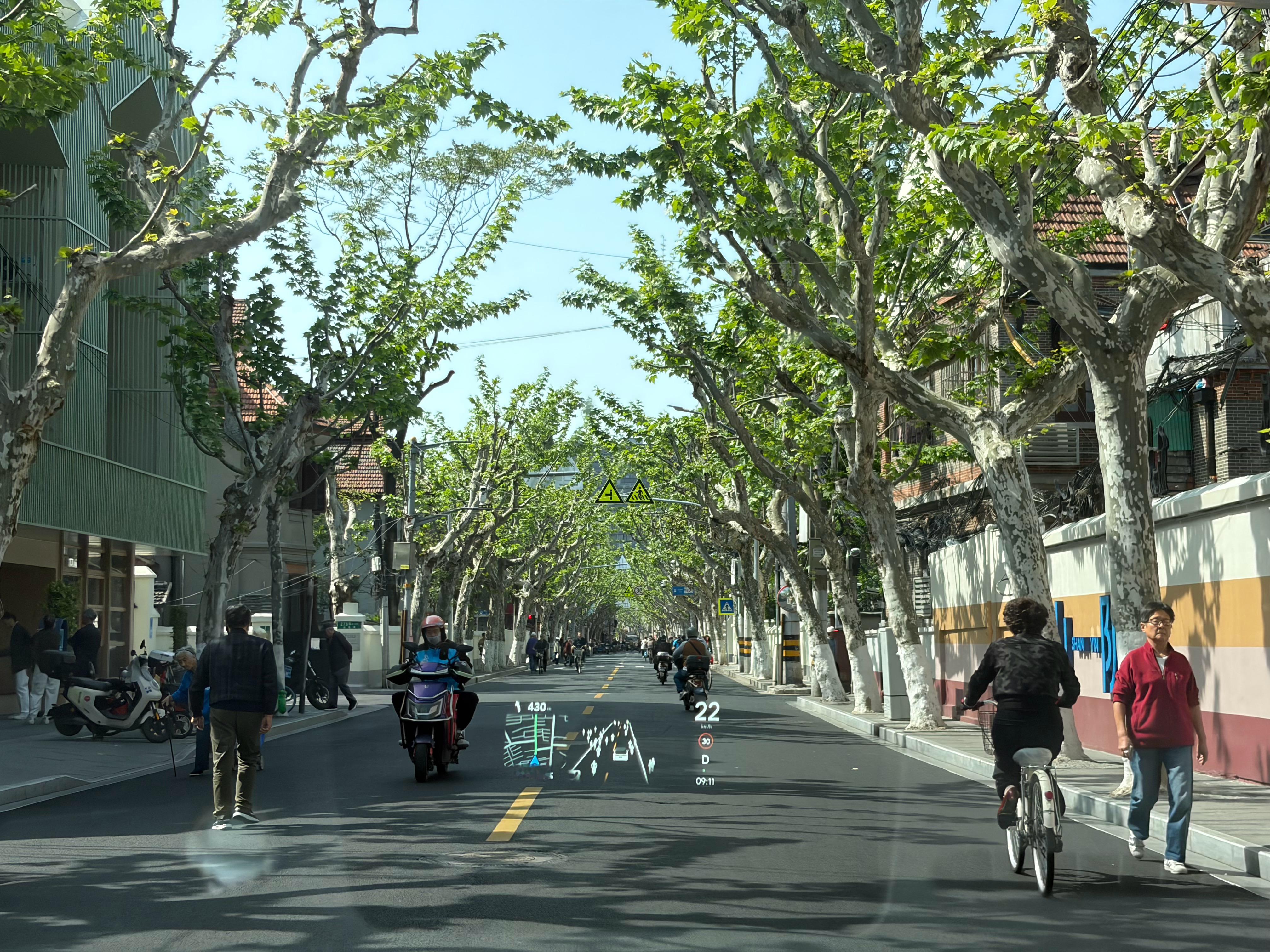 周末了，来加个班，上海这种小街的风味比较好～