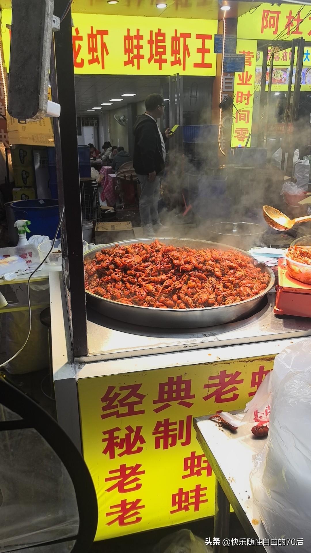 今年的第一顿小龙虾，真是让人欲罢不能！虾肉鲜嫩多汁，辣味恰到好处，让人回味无穷。