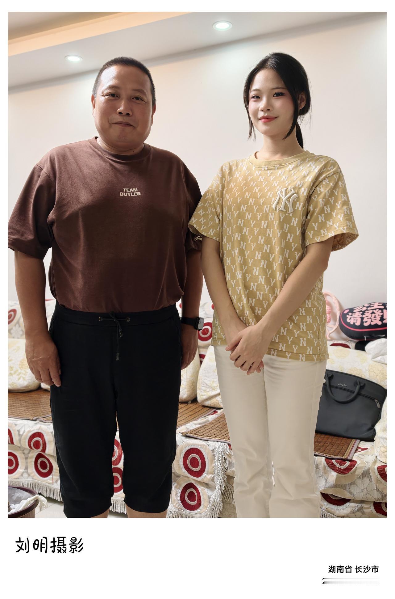 贺荣放假回到长沙，细细一算，不知不觉已经读大学二年纪了。昔日青涩小女孩长得亭亭玉
