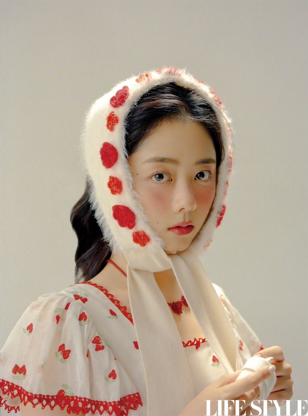 谭松韵就这么水灵灵的坐我旁边了亲眼见到谭松韵才懂什么叫水灵，自带清甜气质，笑容软