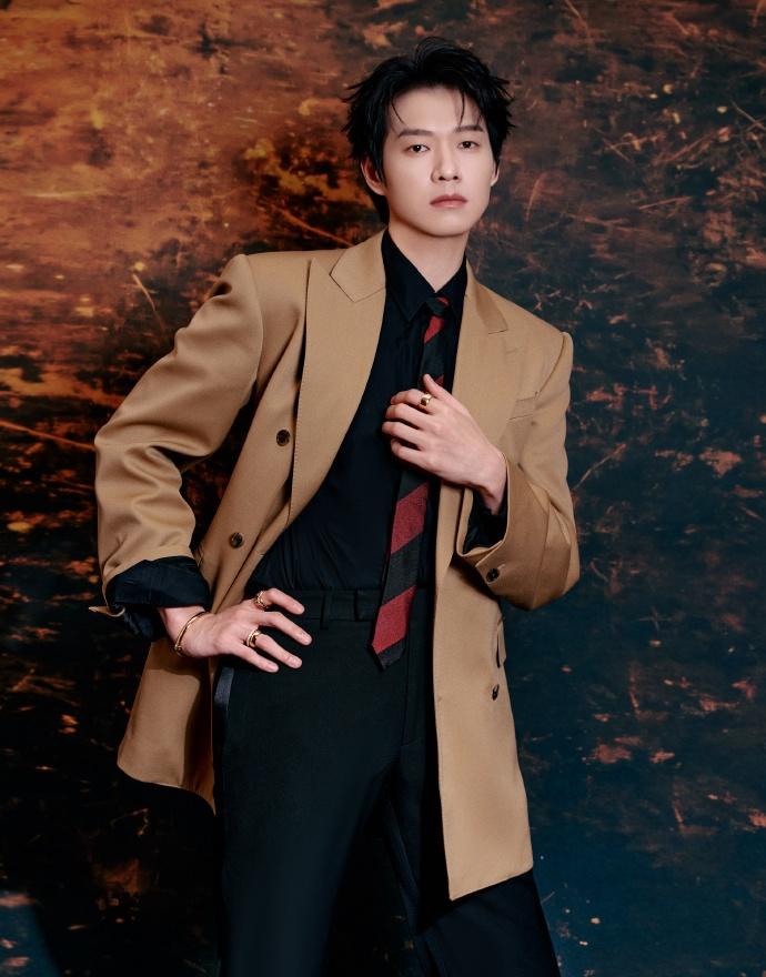 尖叫之夜出图聚焦魏大勋，美拉德风格打造学长风范，穿搭利落细节考究，举止大方尽显独