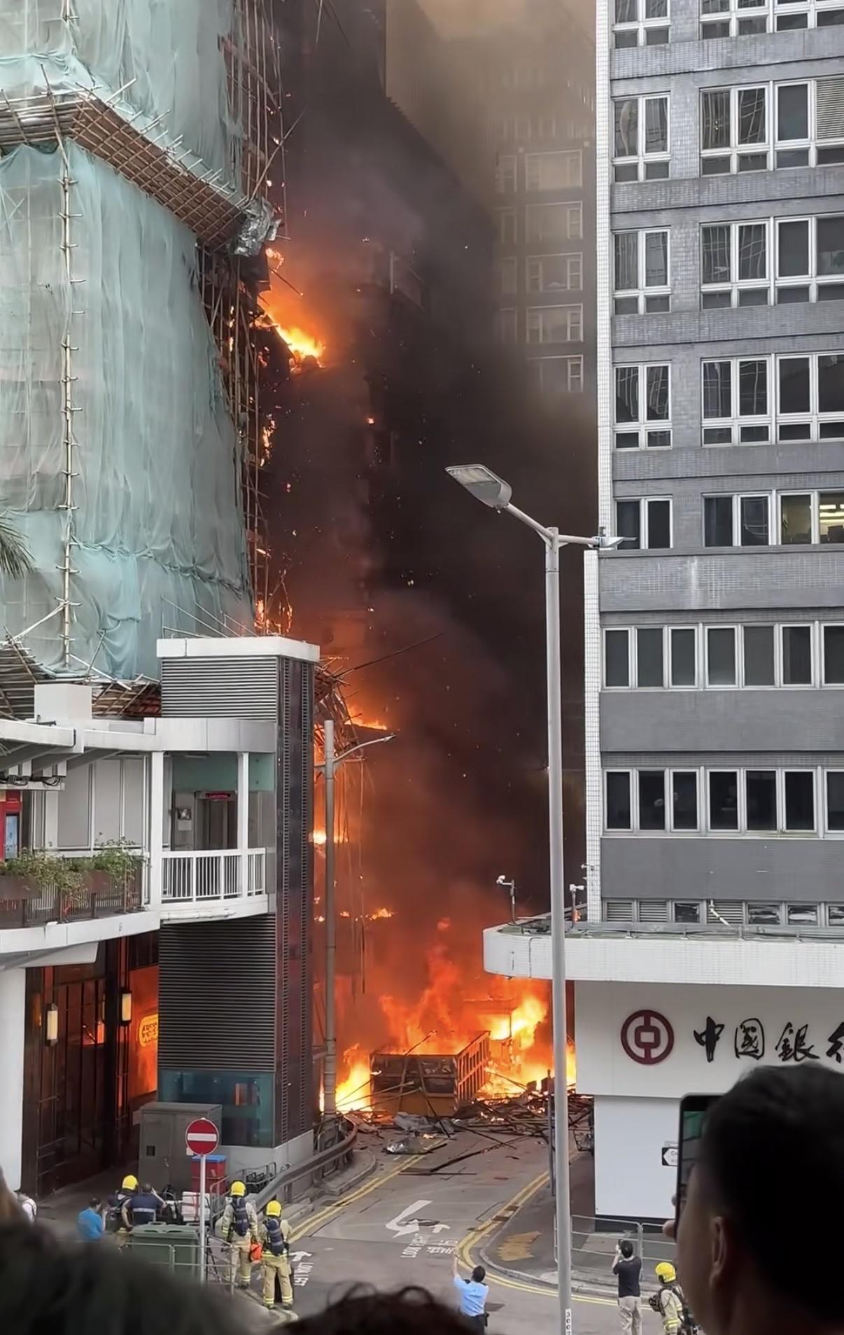 香港这把火，

好似一把锋利的解剖刀，

精准地剖开了香港近年没落、发展停滞不前