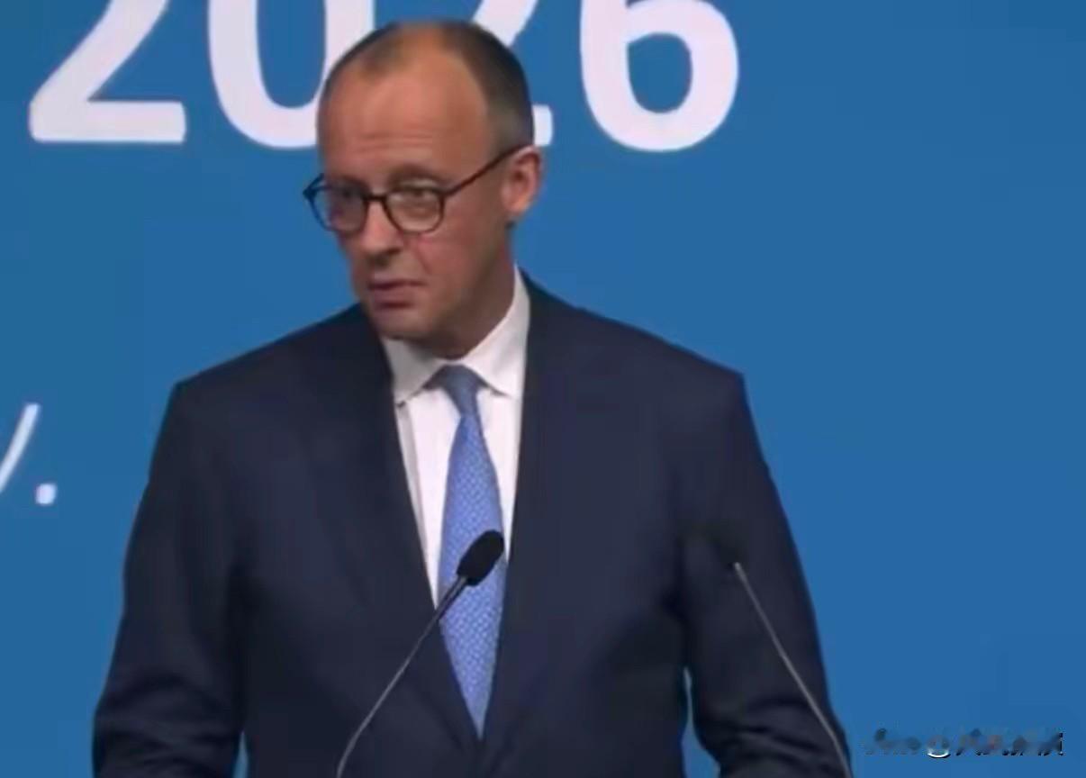 德国总理默茨今天在接受采访时说：“美国有3亿人口，而世界人口有80亿。77亿人不