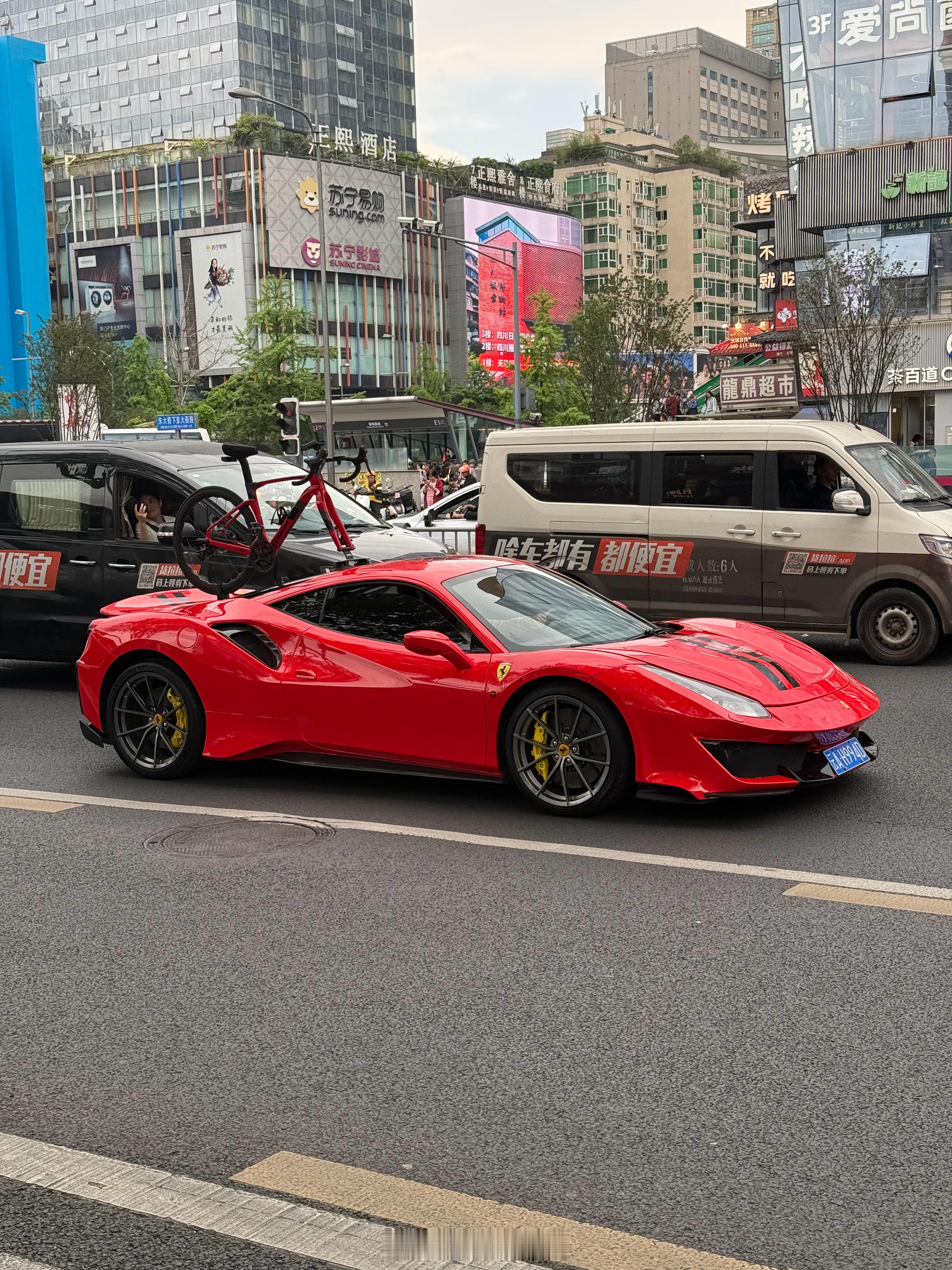 春熙路不仅帅哥美女多，好车也多富哥是懂生活的成都