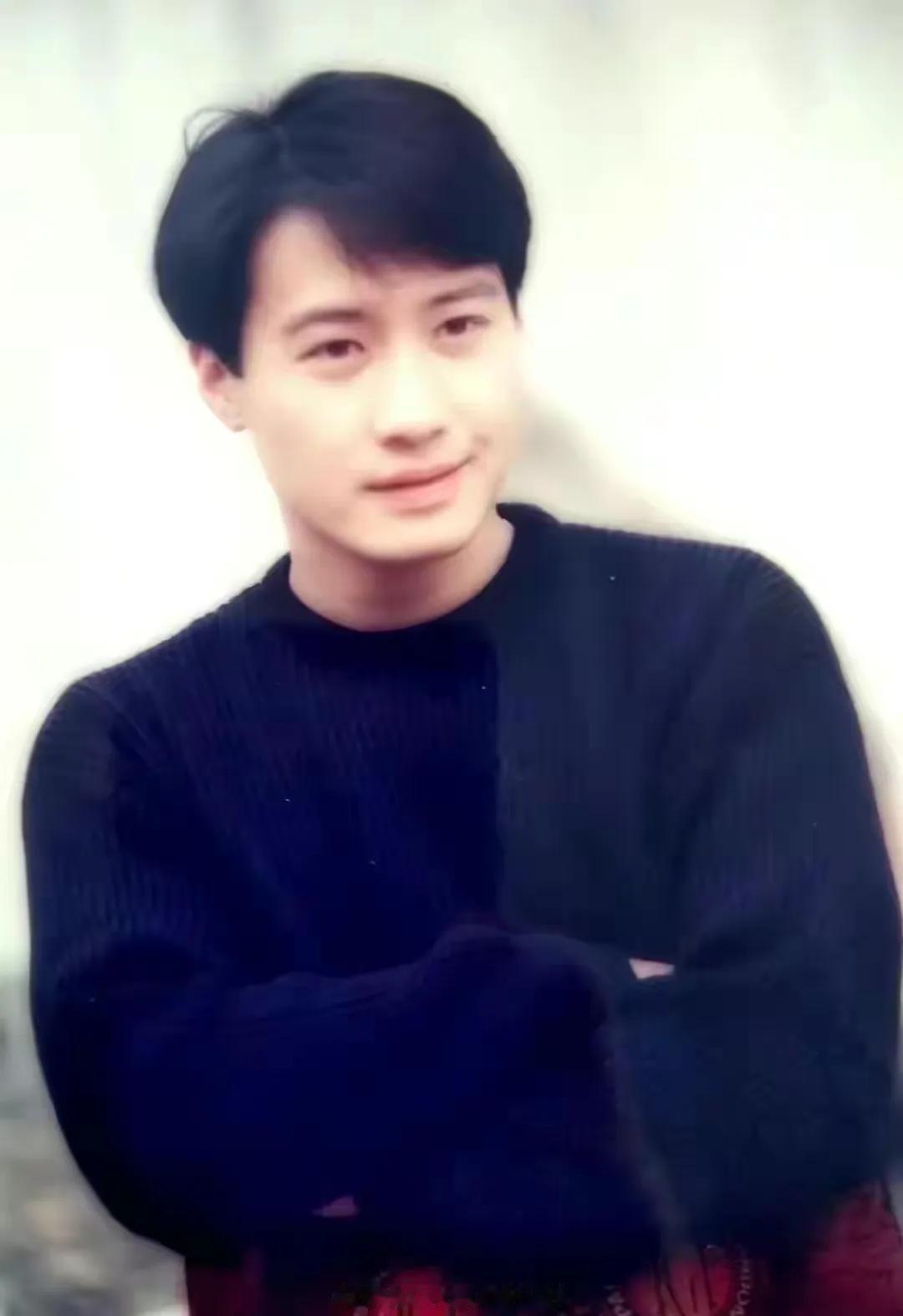 谁都不服
就服满嘴跑火车的黎吹
为啥
每次都要吹黎明半桶最帅[捂脸][捂脸][捂
