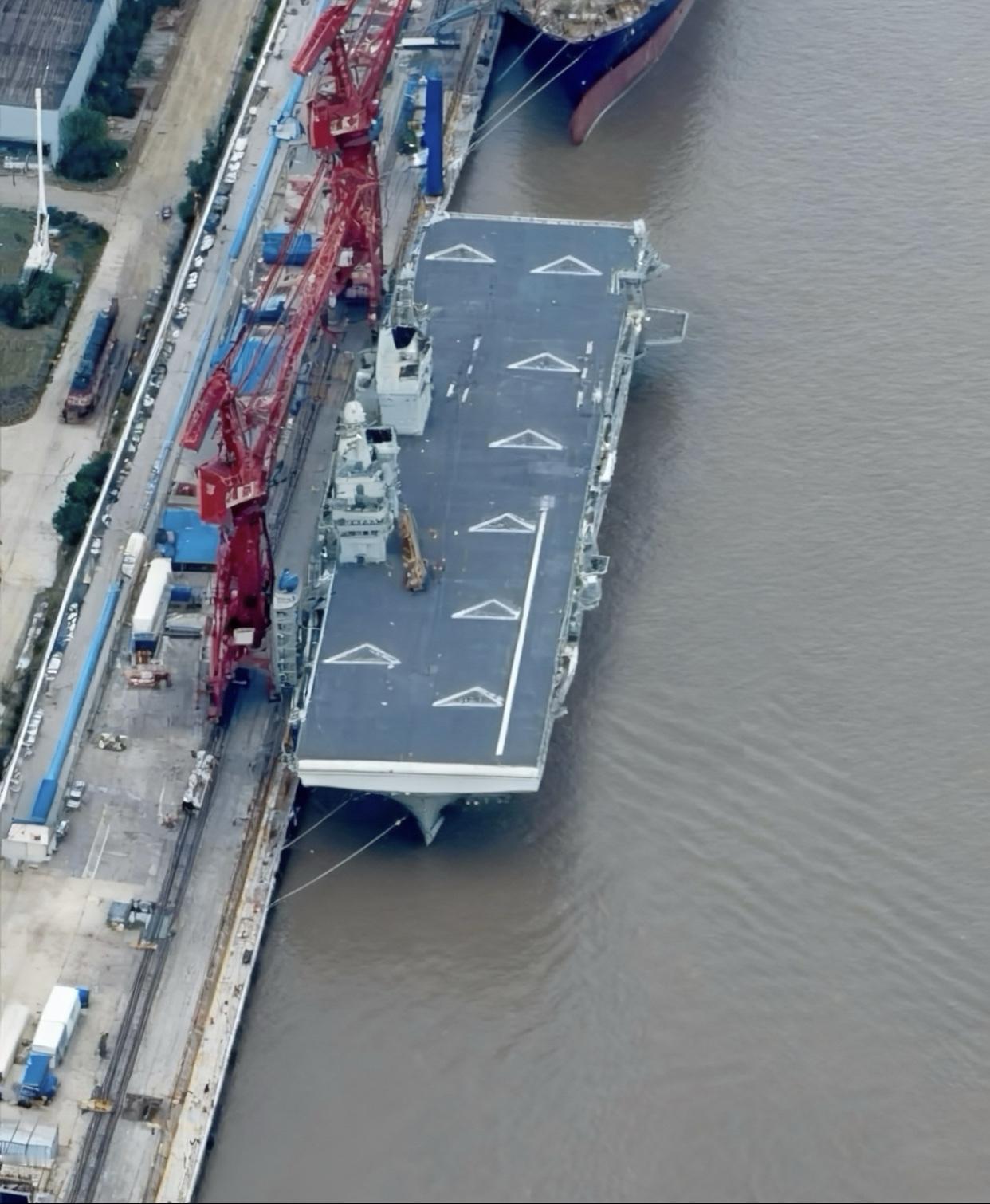 中国首艘、也是世界首艘带电磁弹射的两栖攻击舰076四川舰很快就要进行海试了，其甲