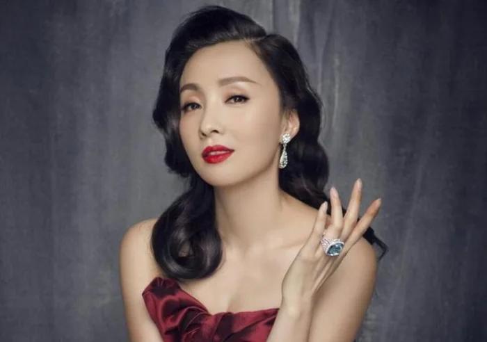 54岁陶虹现状：老到认不出，父母离世丈夫受挫，唯一女儿已18岁。

当年的“小龙