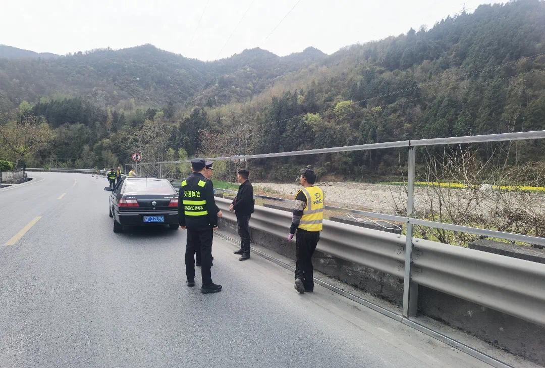 近日，汉中市公路局略阳公路段快速处置1起擅自占用公路搭建钢架围挡施工的违法行为，