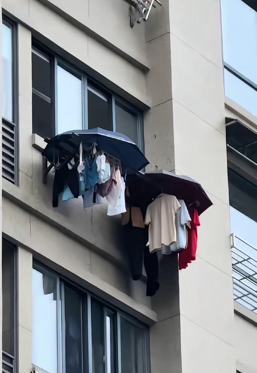 主人好有爱心
生怕衣服被晒坏了
还热心的帮忙撑了一把伞
这是个懂生活爱生活的人啊