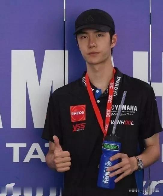 没有妆容的王一博更显男儿本色。
这是王一博的素颜照，纯素颜，没有夸张的发型，没有