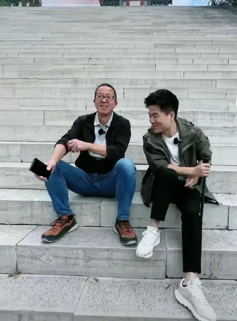 一天，李国庆哭丧着脸问俞敏洪：