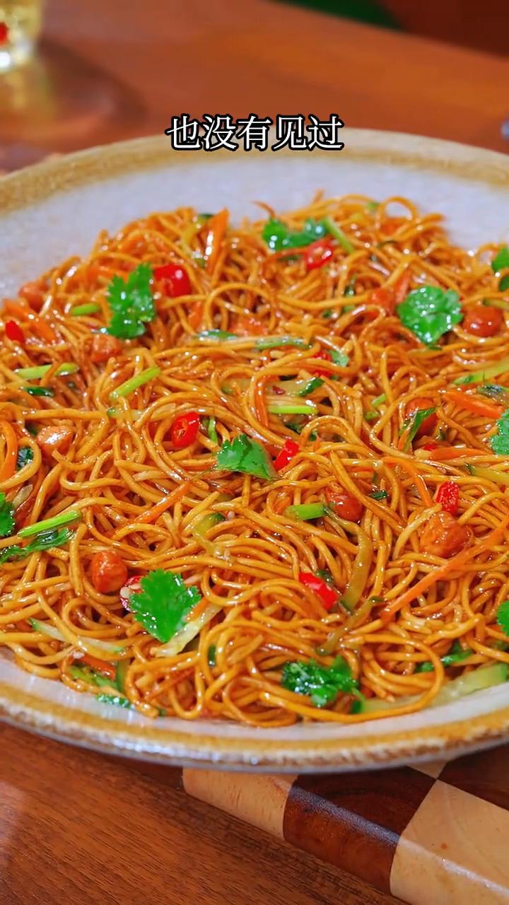 凉拌面。
10个人有8个人不知道，把面条放进开水里烫一烫，做出来就是餐桌上必不可