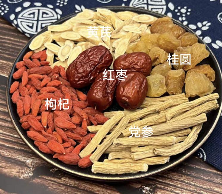 原料党参、枸杞子，黄芪，桂圆，红枣，肉类
盐适量。做法
1. 将肉洗净切片，汆水