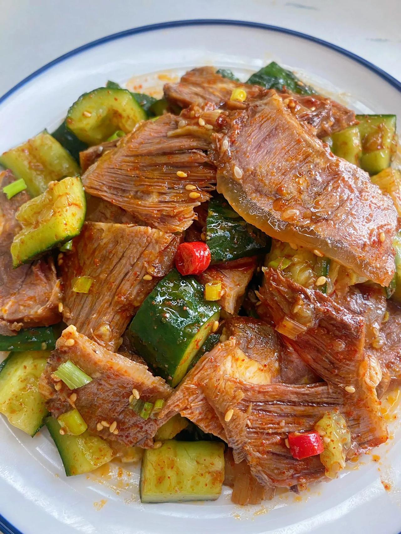 连吃一星期，不愧是我妈！
       今天分享一道凉拌牛肉哦…这样做出来的牛肉